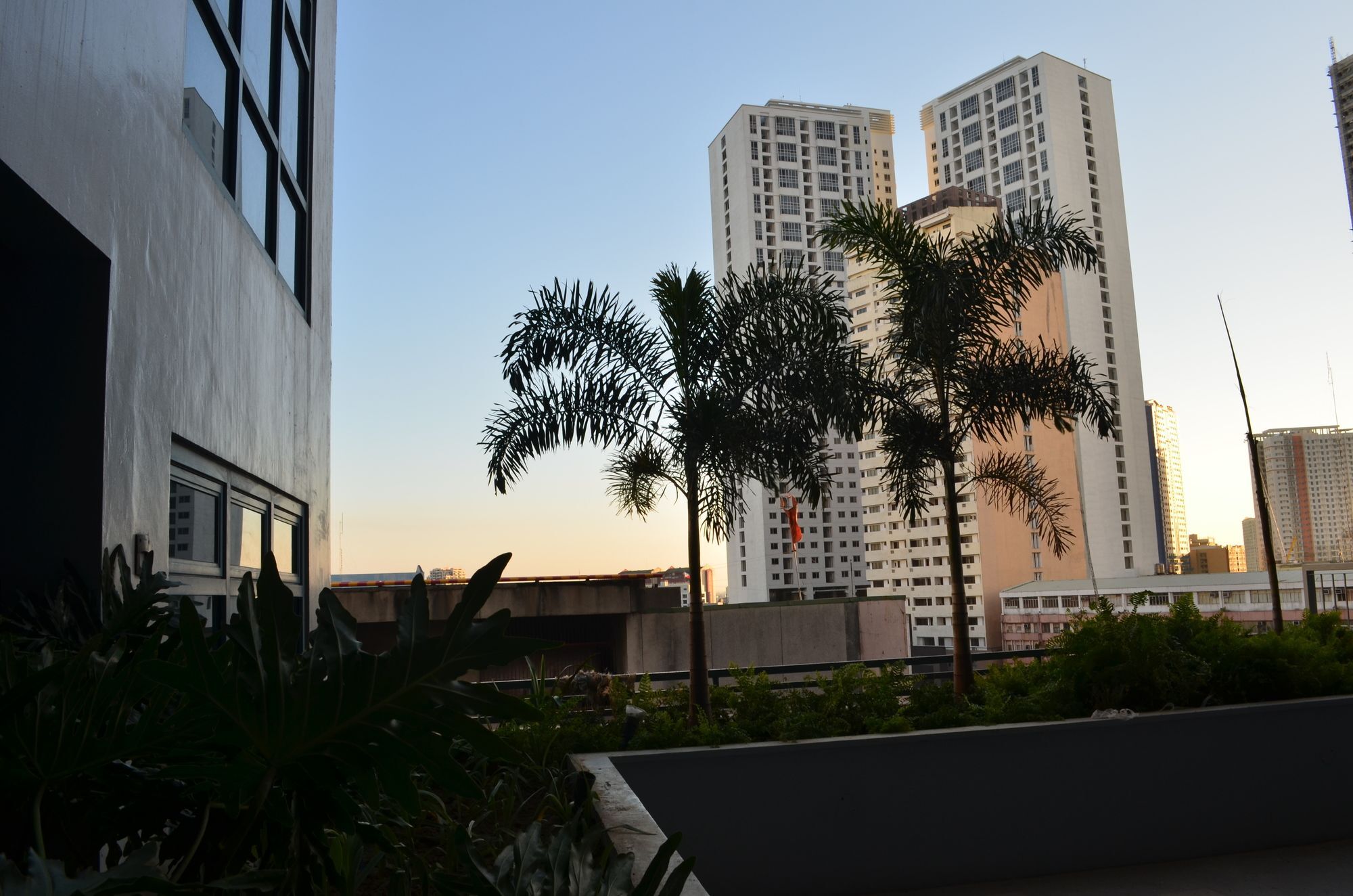 Апартаменти Eton Parkview Makati City Екстер'єр фото